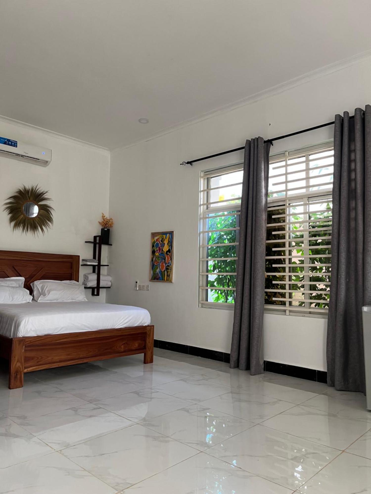 Spacious In Apartment *